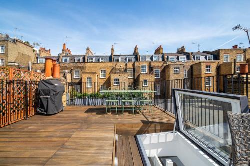 a balcony with a view of some buildings at GuestReady - Modern Apt in Chelsea with a Terrace in London