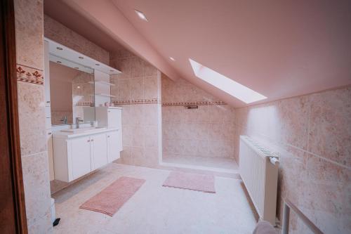 a large bathroom with a shower and a sink at Cour 44 - Gite de charme avec sauna et jacuzzi in Remicourt