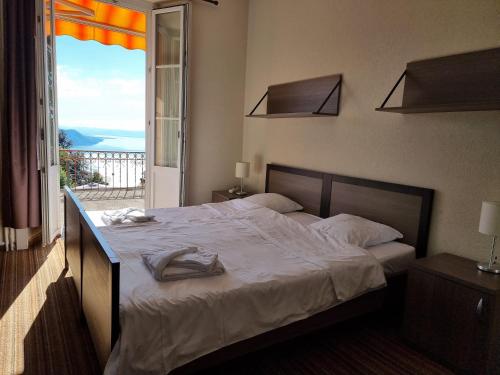 a bedroom with a large bed with a large window at Buffet de la gare 