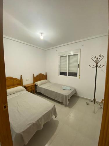 Habitación hospitalaria con 2 camas y ventana en Alojamiento entero / Los Narejos, en Los Alcázares