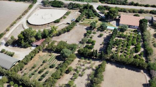een luchtzicht op een park met bomen en een gebouw bij Agriturismo Silis in Sennori