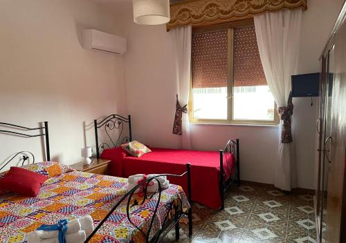 特拉帕尼的住宿－Sunset，一间卧室设有两张床和窗户。