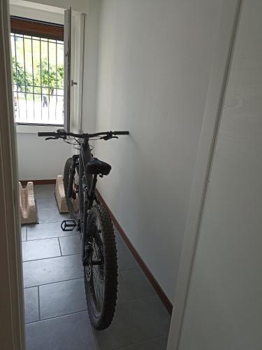 a bike parked in a room with a wall at EderaRooms in Cerano d'Intelvi