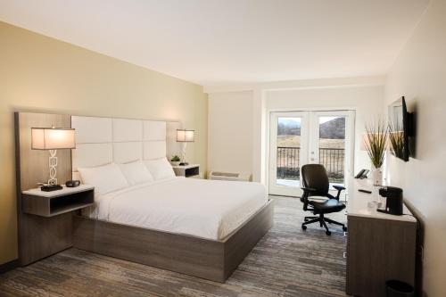 Schlafzimmer mit einem Bett, einem Schreibtisch und einem Stuhl in der Unterkunft Apache Gold Resort Hotel & Casino in Globe