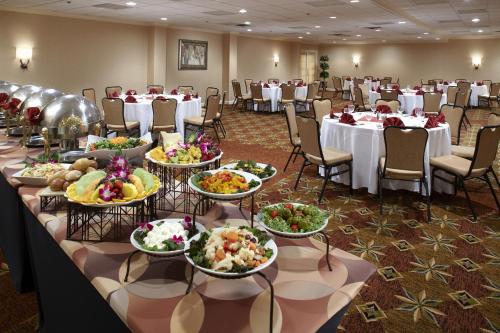 um salão de banquetes com mesas com pratos de comida em Clinton Inn Hotel Tenafly em Tenafly
