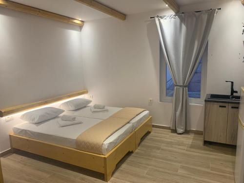 a bedroom with a bed and a window at il Centro in Ios Chora