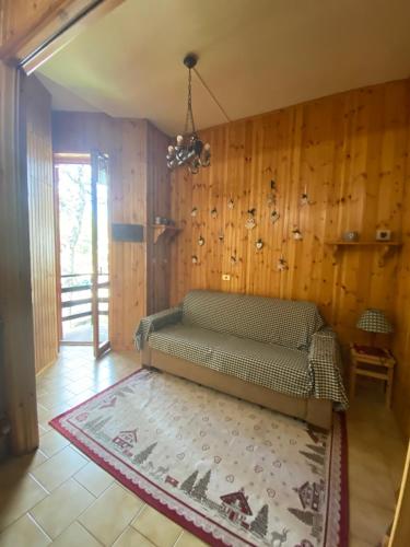 Un pat sau paturi într-o cameră la Sendy Home Roccaraso 1