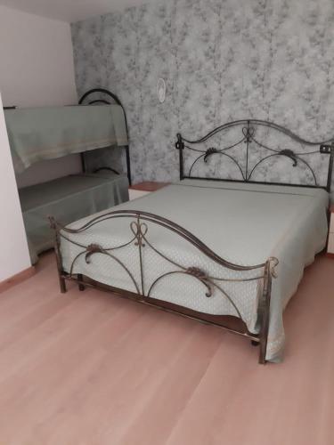 ein Schlafzimmer mit einem Bett und einer Wand in der Unterkunft b&b casa vacanze Rebi house in San Giorgio Albanese