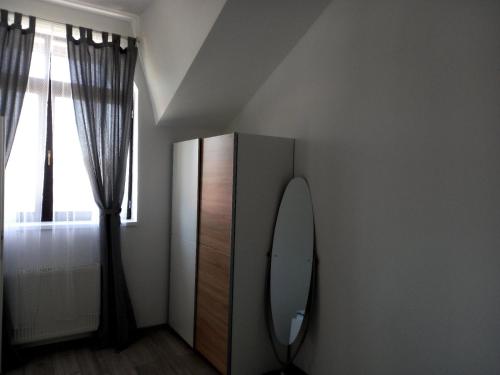 łazienka z lustrem, komodą i oknem w obiekcie Apartmani Dubrava 1 w Zagrzebiu