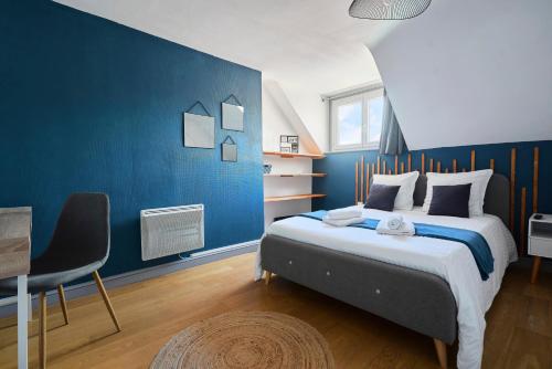 - une chambre bleue avec un lit et une chaise dans l'établissement Locations Boulogne sur mer, 4 chambres, Tamaris, à Boulogne-sur-Mer