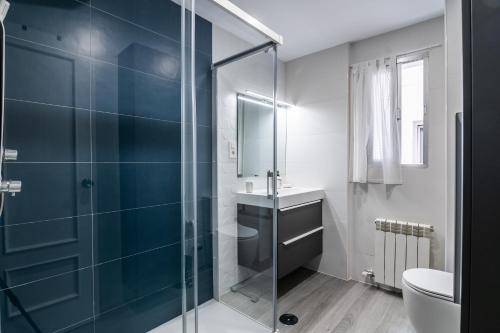 A bathroom at tuGuest Manuel de Falla Apartment