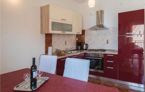 una cocina con una mesa con una botella de vino. en Awesome Apartment In Senj With Wifi, en Senj