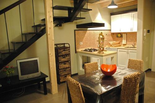 a kitchen and dining room with a table and a television at B&B di Pino Conte in Serrano