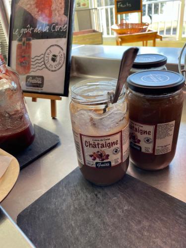 Zwei Gläser Erdnussbutter und Marmelade auf der Küchentheke in der Unterkunft Le Village des Isles in Taglio-Isolaccio