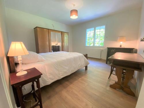 - une chambre avec un lit, un bureau et un piano dans l'établissement Grande maison 4* à Beg Meil avec jardin, à 1 km de la plage - FR-1-481-119, à Fouesnant