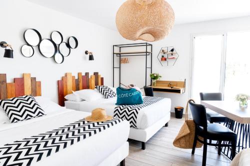 Кровать или кровати в номере HôTEL LES VOLETS ROUGES - CASSIS