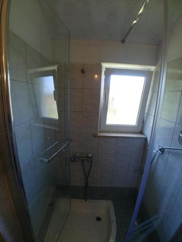 Bilik mandi di Apartments Bubica