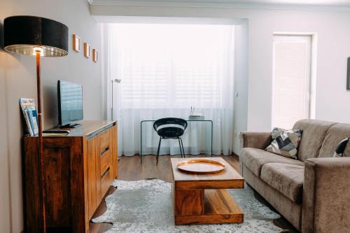 ein Wohnzimmer mit einem Sofa und einem Tisch in der Unterkunft Penzion MartInn in Martin