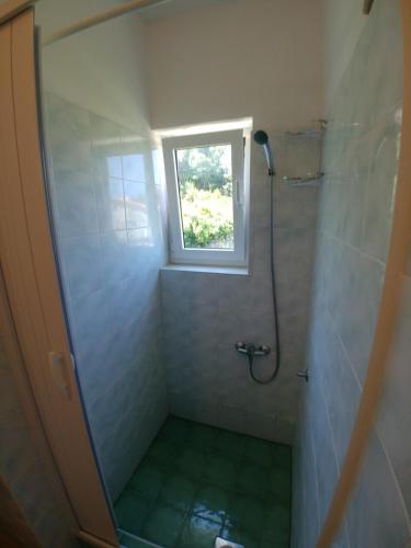 Bilik mandi di Apartments Bubica