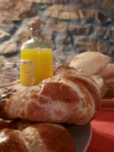 a plate of bread and a bottle of orange juice at Posada Pet Friendly El Molino de Cantabria in Entrambasaguas