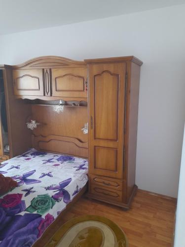 a bedroom with a bed and a wooden cabinet at Casa la tara 
