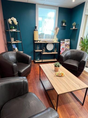 uma sala de estar com duas cadeiras e uma mesa em Brit Hotel Saumur em Distré