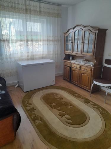 a living room with a dresser and a rug at Casa la tara 