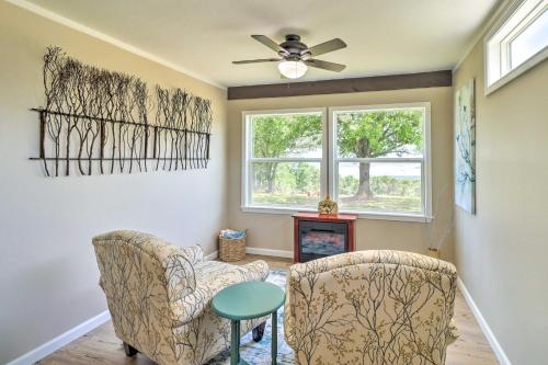 Posezení v ubytování Lakeview Edgemont Escape with Fire Pit and Grill!