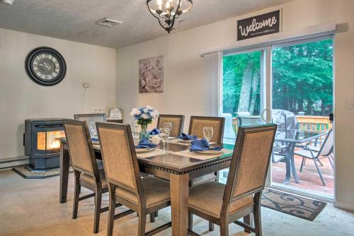 Galería fotográfica de Jacuzzi and Resort Amenities Tobyhanna Family Home! en Tobyhanna