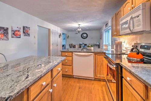 Una cocina o cocineta en Jacuzzi and Resort Amenities Tobyhanna Family Home!