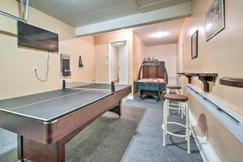 Instalaciones para jugar ping pong en Jacuzzi and Resort Amenities Tobyhanna Family Home! o alrededores