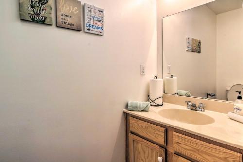 Galería fotográfica de Jacuzzi and Resort Amenities Tobyhanna Family Home! en Tobyhanna