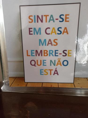 a sign that is sitting on top of a floor at Hostel na Rota da Serra Gaúcha in Taquara