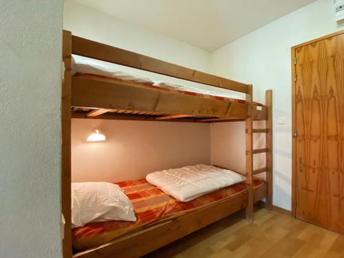 une chambre avec deux lits superposés dans une pièce dans l'établissement Studio à Samoëns avec piscines, sport, parking et animaux acceptés - FR-1-624-108, à Samoëns