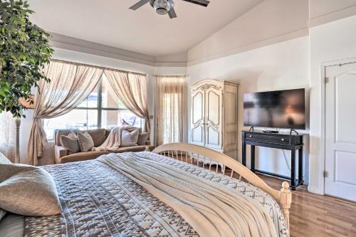 Μια τηλεόραση ή/και κέντρο ψυχαγωγίας στο Elegant Peoria Home Pool, Putting Green, Fire Pit