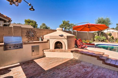 Πισίνα στο ή κοντά στο Elegant Peoria Home Pool, Putting Green, Fire Pit