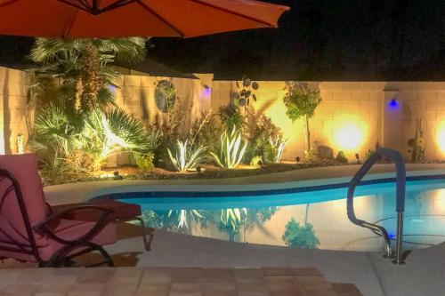 Πισίνα στο ή κοντά στο Elegant Peoria Home Pool, Putting Green, Fire Pit