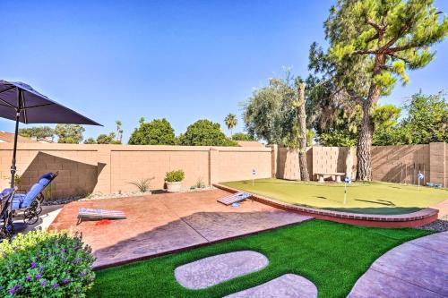 Κήπος έξω από το Elegant Peoria Home Pool, Putting Green, Fire Pit