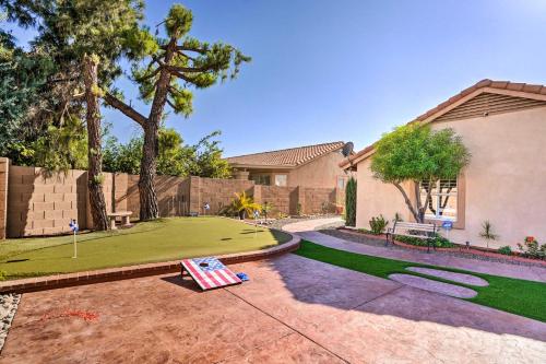 Πισίνα στο ή κοντά στο Elegant Peoria Home Pool, Putting Green, Fire Pit