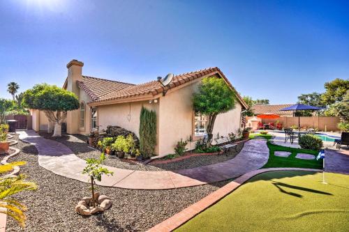 Κήπος έξω από το Elegant Peoria Home Pool, Putting Green, Fire Pit