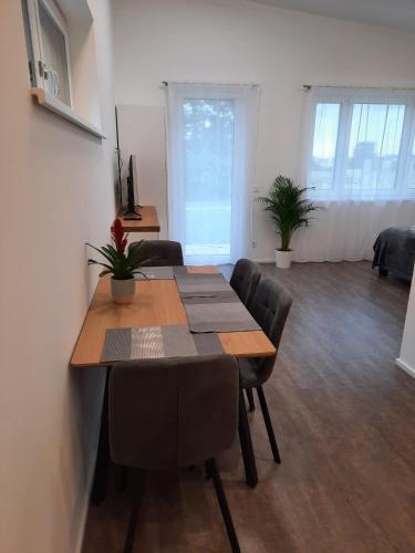 a dining room with a table and chairs at Ferienwohnungen Winzergasse in Purbach am Neusiedlersee