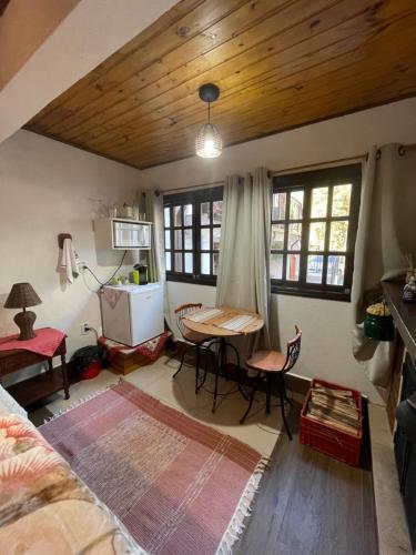 Pokój z biurkiem i stołem w obiekcie Chalés Grindelwald w mieście Monte Verde