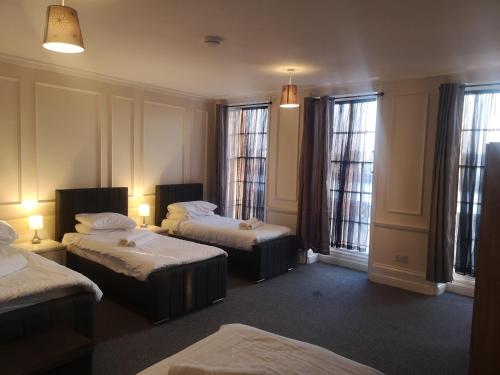 A bed or beds in a room at Penthouse Flat with River View, 1C