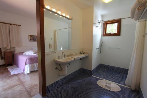 Ett badrum på Pousada Asa do Vento
