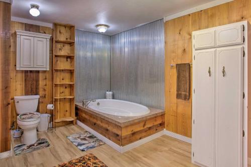FossにあるRustic Home with Patio, 1 Mi to Sunset Beach!のバスルーム(バスタブ、トイレ付)