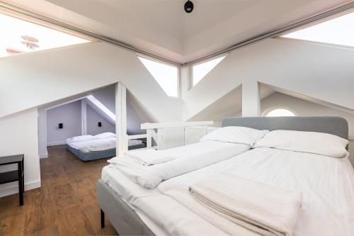 Katil atau katil-katil dalam bilik di Yellow House by Victus