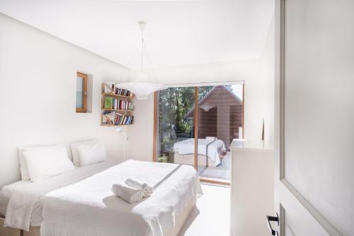 Llit o llits en una habitació de Stunning 7bed Lake & Beach House w/ Pier & Sauna