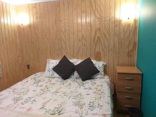 a bedroom with a bed and a desk at Pardo & Shackleton in Punta Arenas