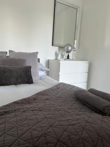 Un pat sau paturi într-o cameră la Terfyn Hall holiday Apartment 2