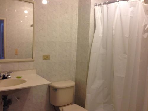 Bilik mandi di Hotel Betoma